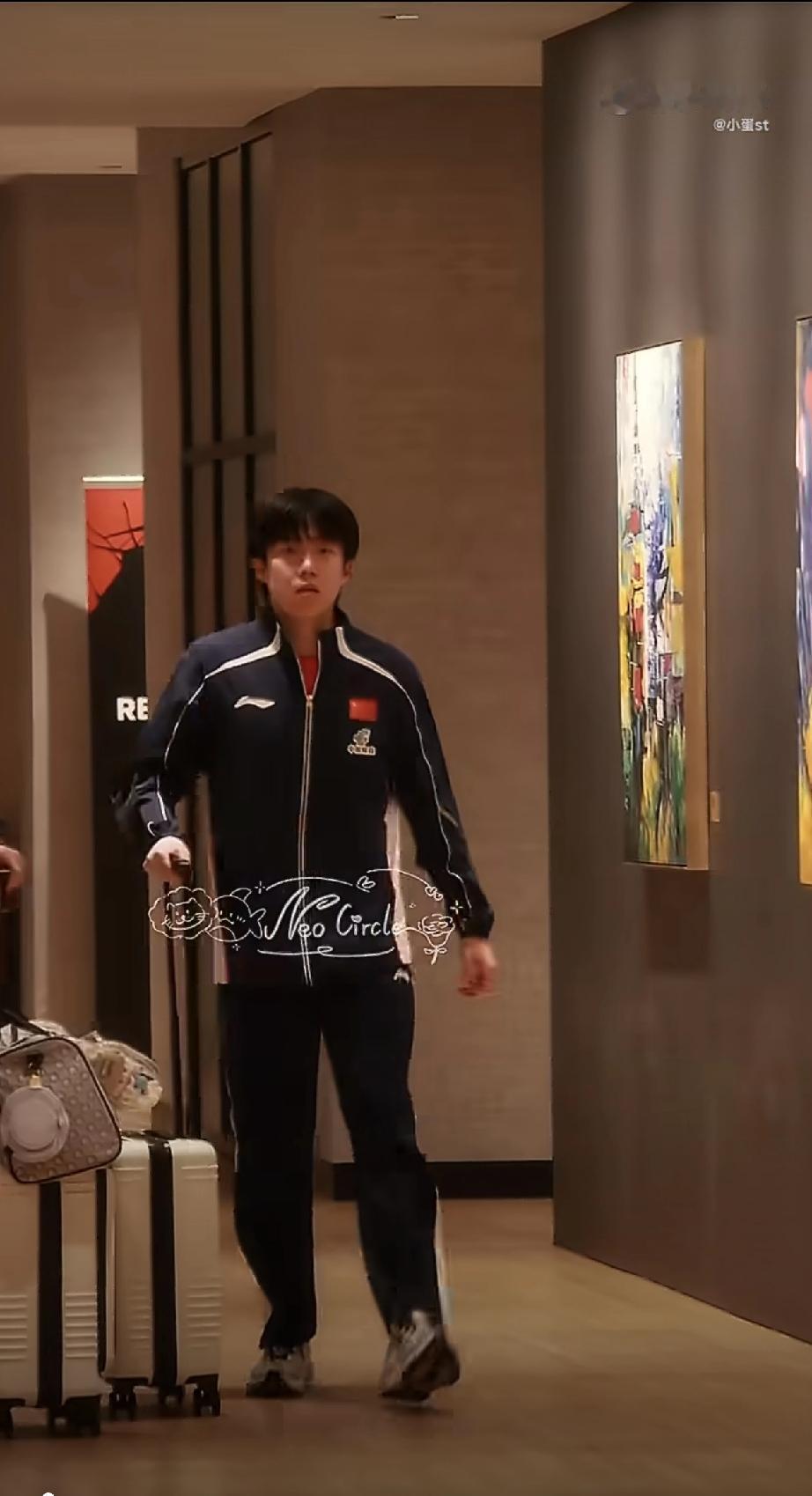 王楚钦刚来就开始训练了[赞]！刚刚落地新加坡，迎战WTT新加坡大满贯的王楚钦一