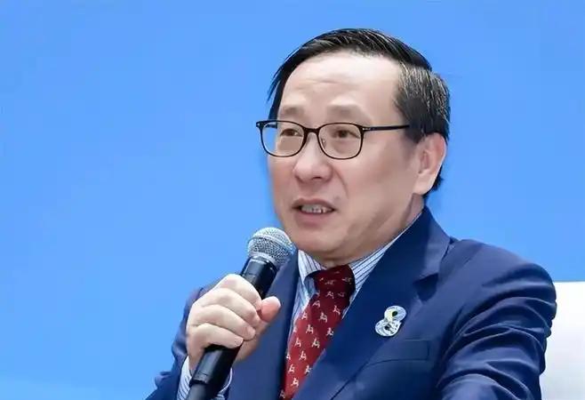 高志凯说我们太老实了，总爱在自家岛上跟人扯“这岛归谁”。他给出一条更硬的路子：换