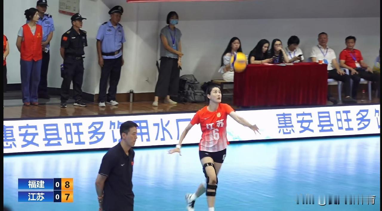 刁琳宇的腿怎么这么严重啊[哭哭][哭哭]右腿上全都是绷带，还带的有护具！左腿上也