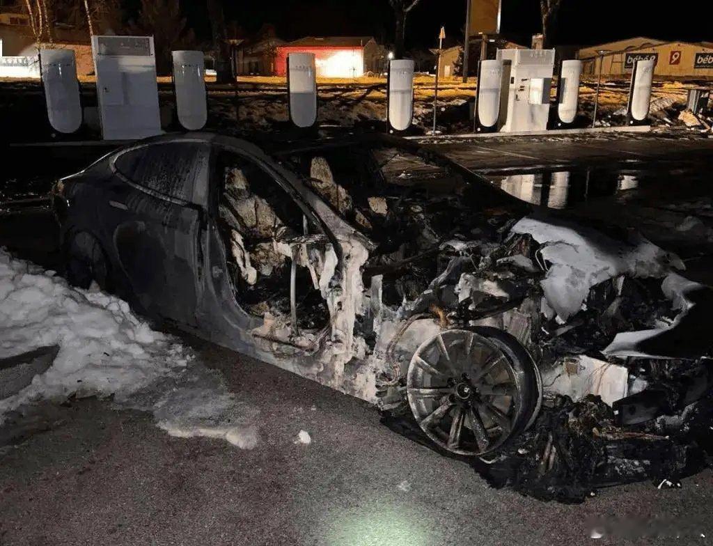 特斯拉因隐藏式门把手在美面临诉讼你看老美是怎么罚的，某新势力车门打不开只能切割车