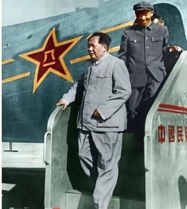 主席的这张照片第一次看到，老人家正在走下飞机，从八一标志可以知道这是我们自己的飞