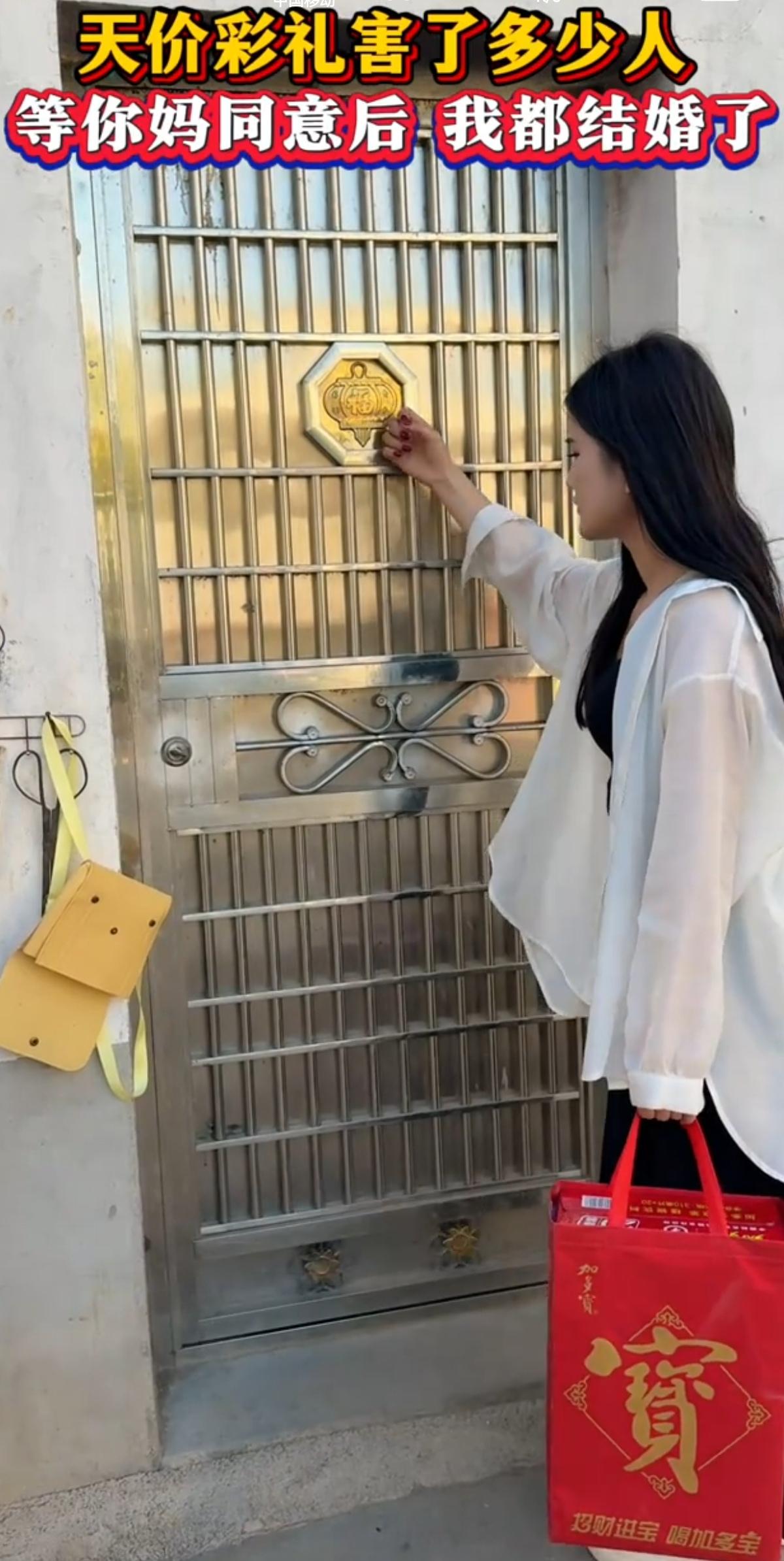 女孩提着礼品，专程来曾经的男友家里探望。敲开门，男人站在门口，身旁已经站着他的新