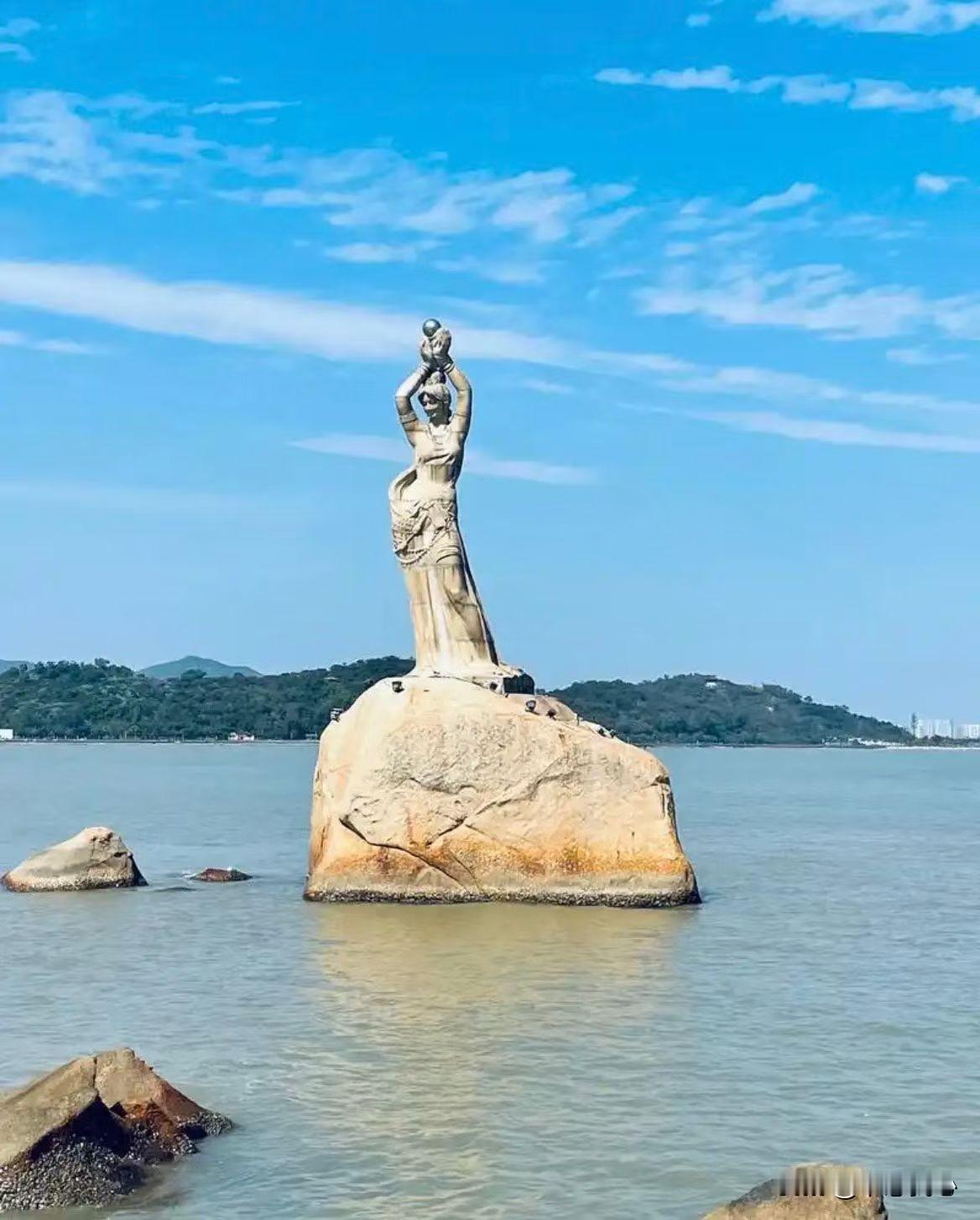 珠海渔女无恙，今天就更好！超强台风“桦加沙”远离珠海而去，虽也有海水倒灌的烦