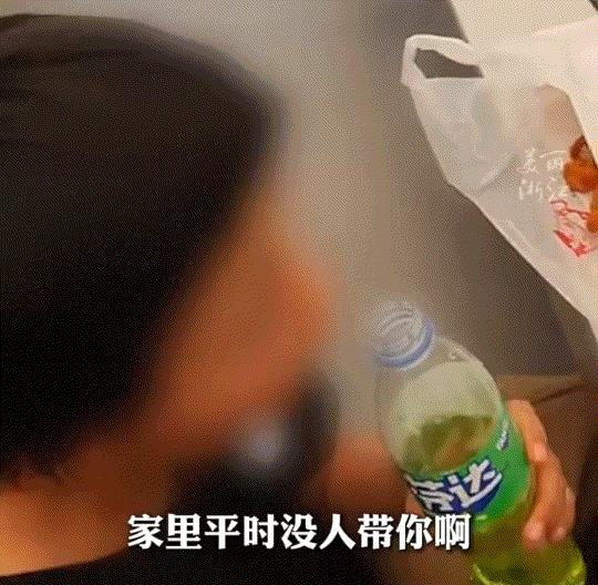 暖心了。江苏，一小男孩放暑假后，天天都来一家手机体验店内待着玩手机，而玩手机玩久