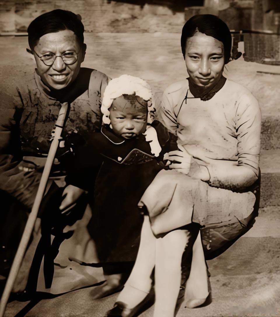 曹禺与原配夫人郑秀女土以及第一个孩子合影，1936年，曹禺与郑秀在南京订婚，第二