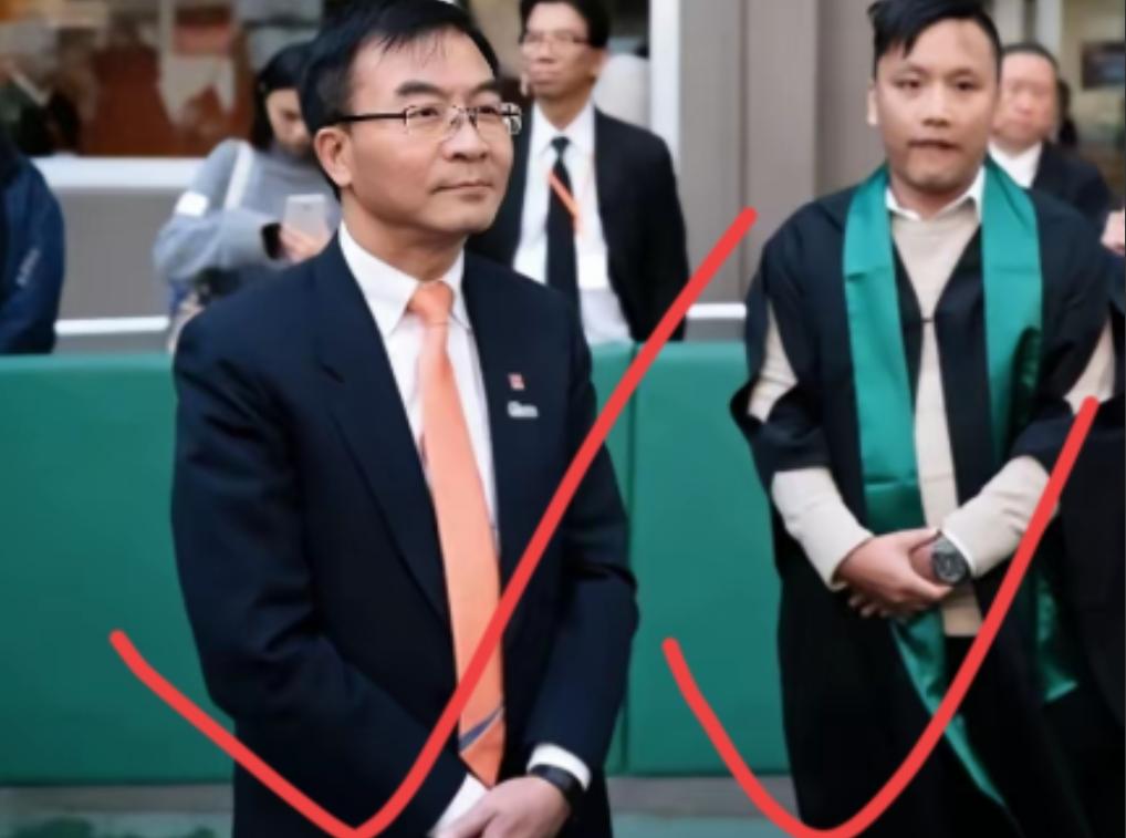 香港一学校毕业典礼上奏国歌，两名毕业生不仅不唱国歌，还一直坐着拒绝肃立，校长陈卓