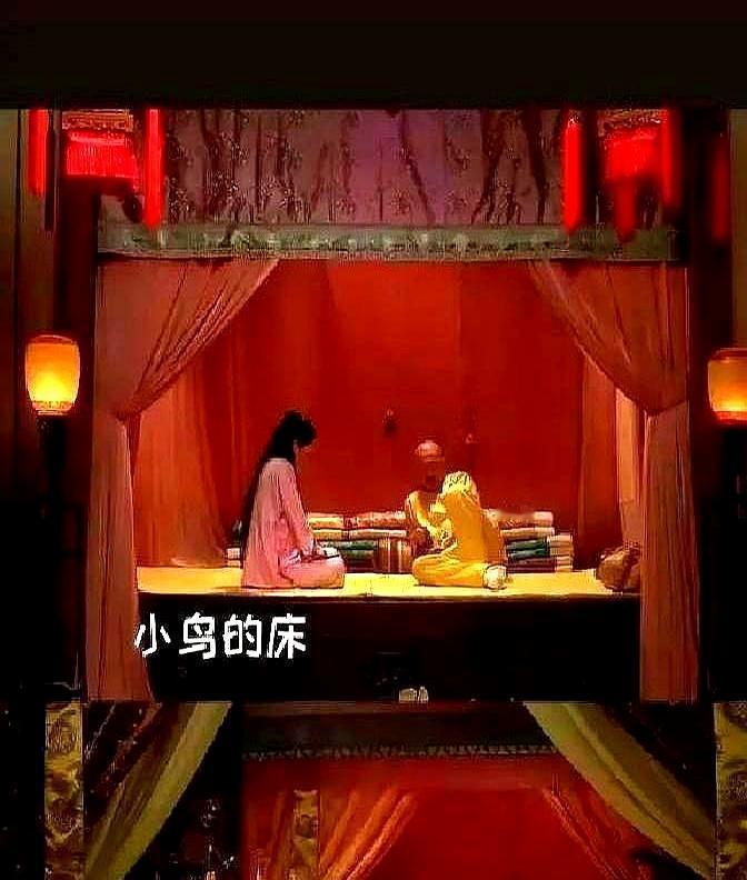 每次侍寝，安陵容都像一件祭品，被太监们半跪着，合力托举上那张高得离谱的龙床。这