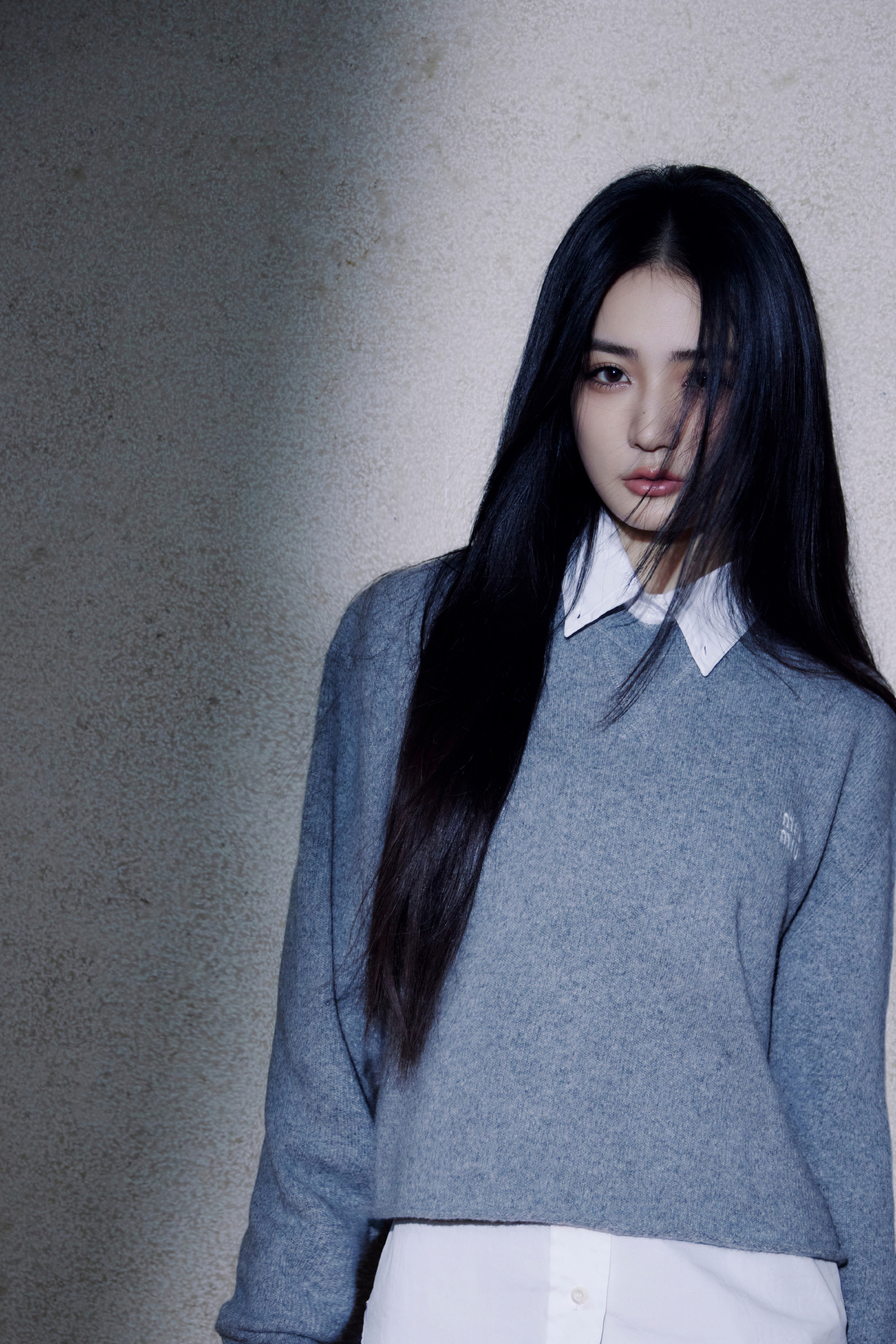 徐璐秋日灰色毛衣穿搭：镂光落影，静美如画。徐璐