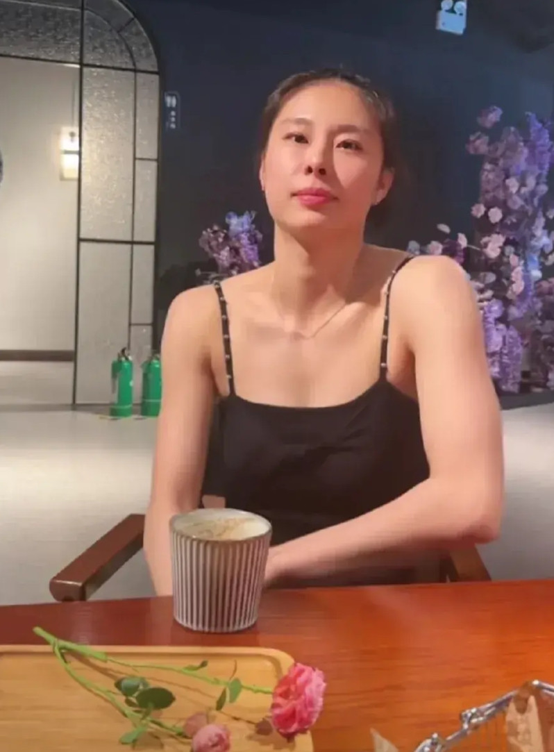 篮球女运动员王思雨的美照。觉得王思雨。这身黑色抹胸长裙。真的是看着特别的美，看着