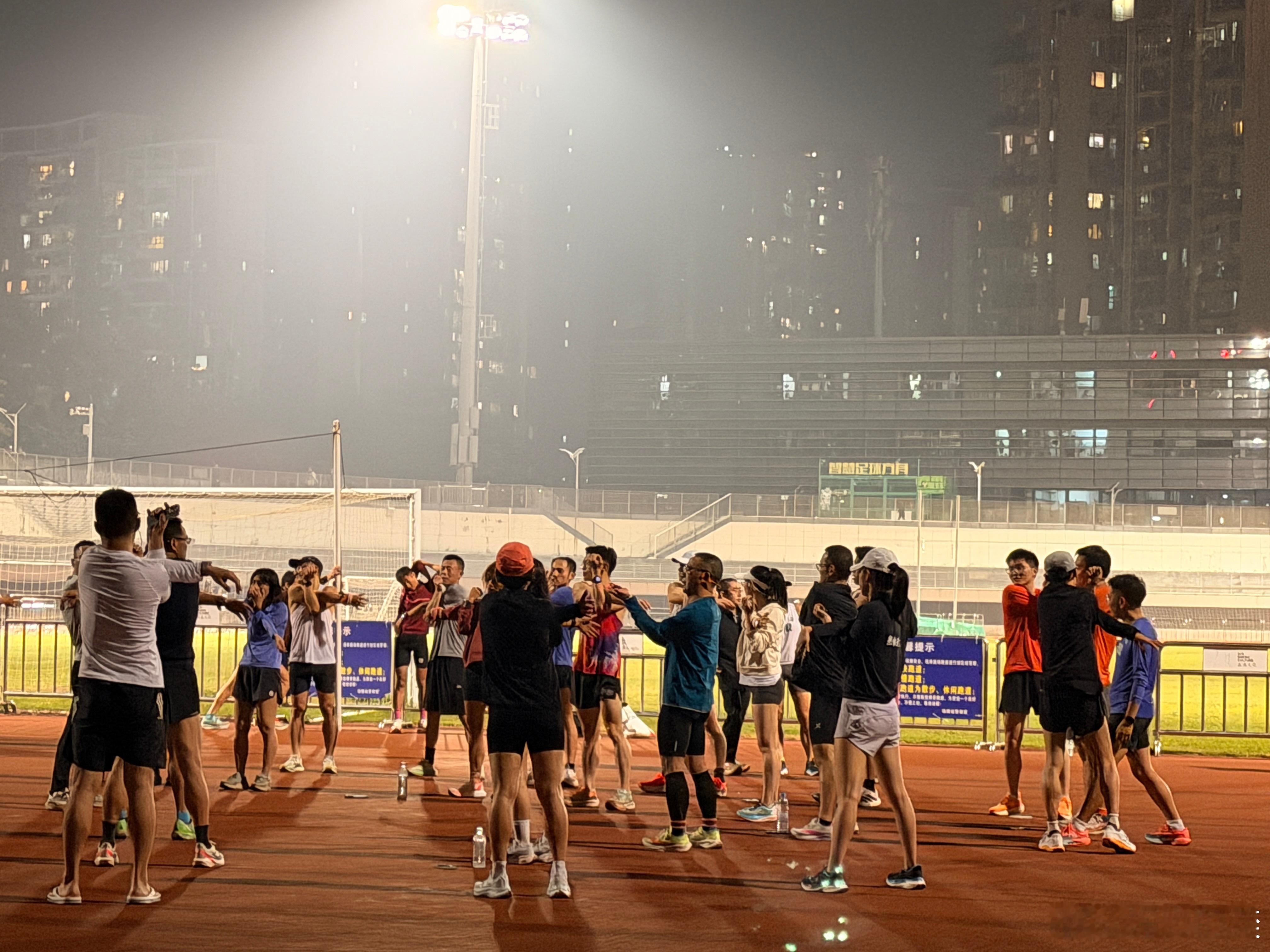 有氧慢跑10km，耶。俺这个小趴菜好久没跑步了。深圳·宝安体育场