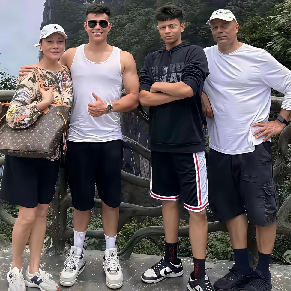 仔细看史可的一家人长的越来越像，应了那句话，一家人不说两家话。