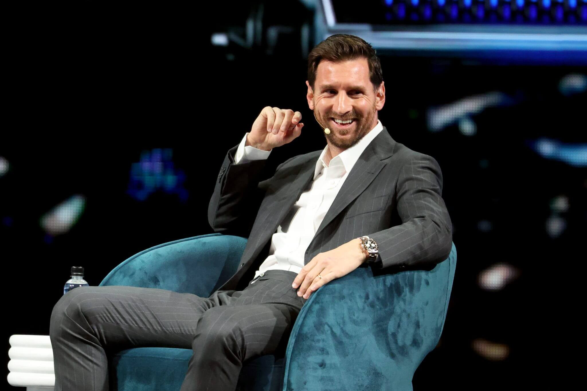 梅西在社交媒体上发布了自己在巴塞罗那诺坎普球场内的照片。此前一晚，他秘密造访了这