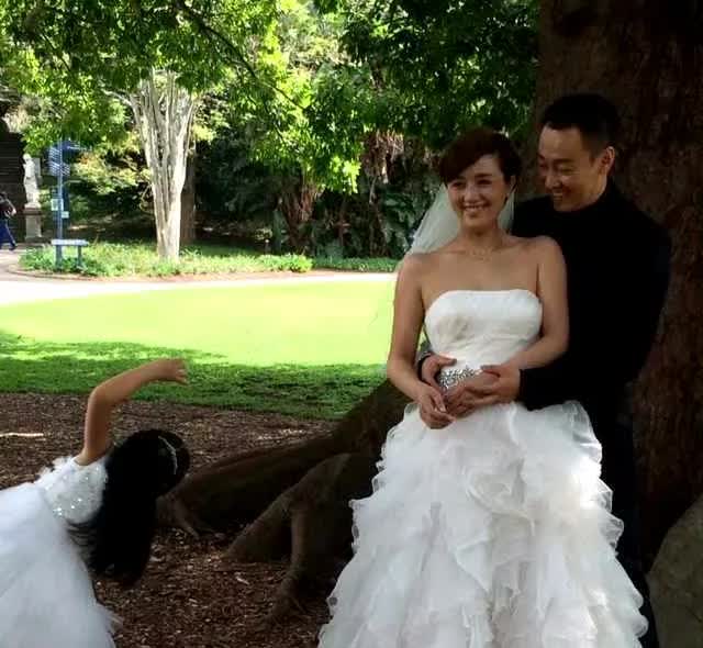 哀悼追思！辛柏青与朱媛媛早年在悉尼补拍的婚纱照，可爱女儿也一起拍了，朱媛媛留着短