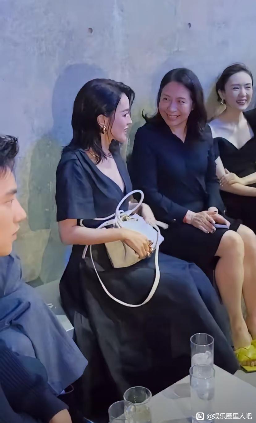 坐在C位的蔡总对舒淇和童瑶的态度大不一样蔡总明显很喜欢舒淇，对她热情有礼，殷勤有