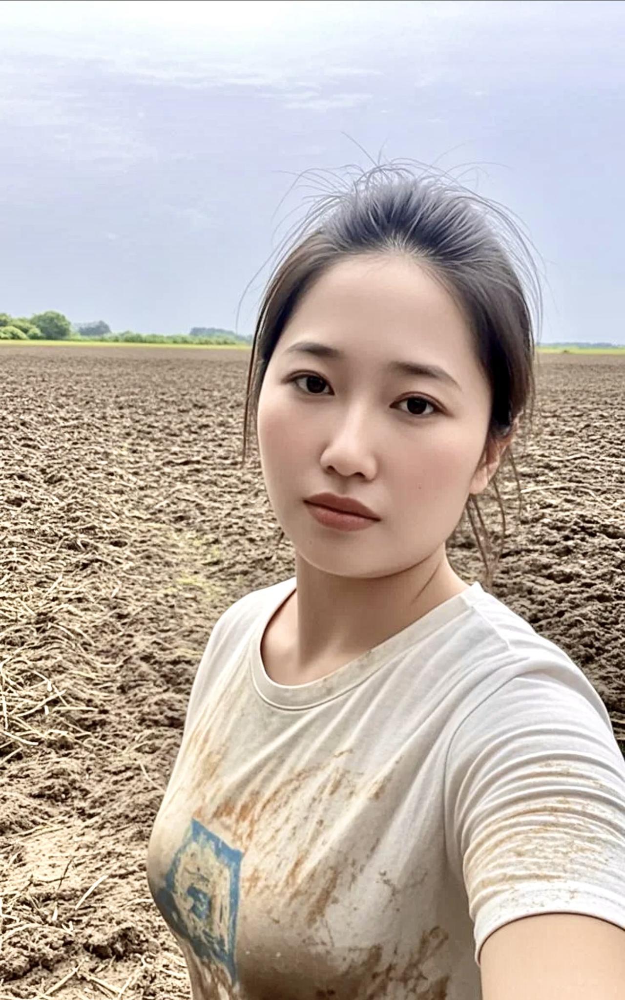 从地里走来的女人她从大地的褶皱里起身，沾着泥土的白衫，是土地写下的朴素注脚。身