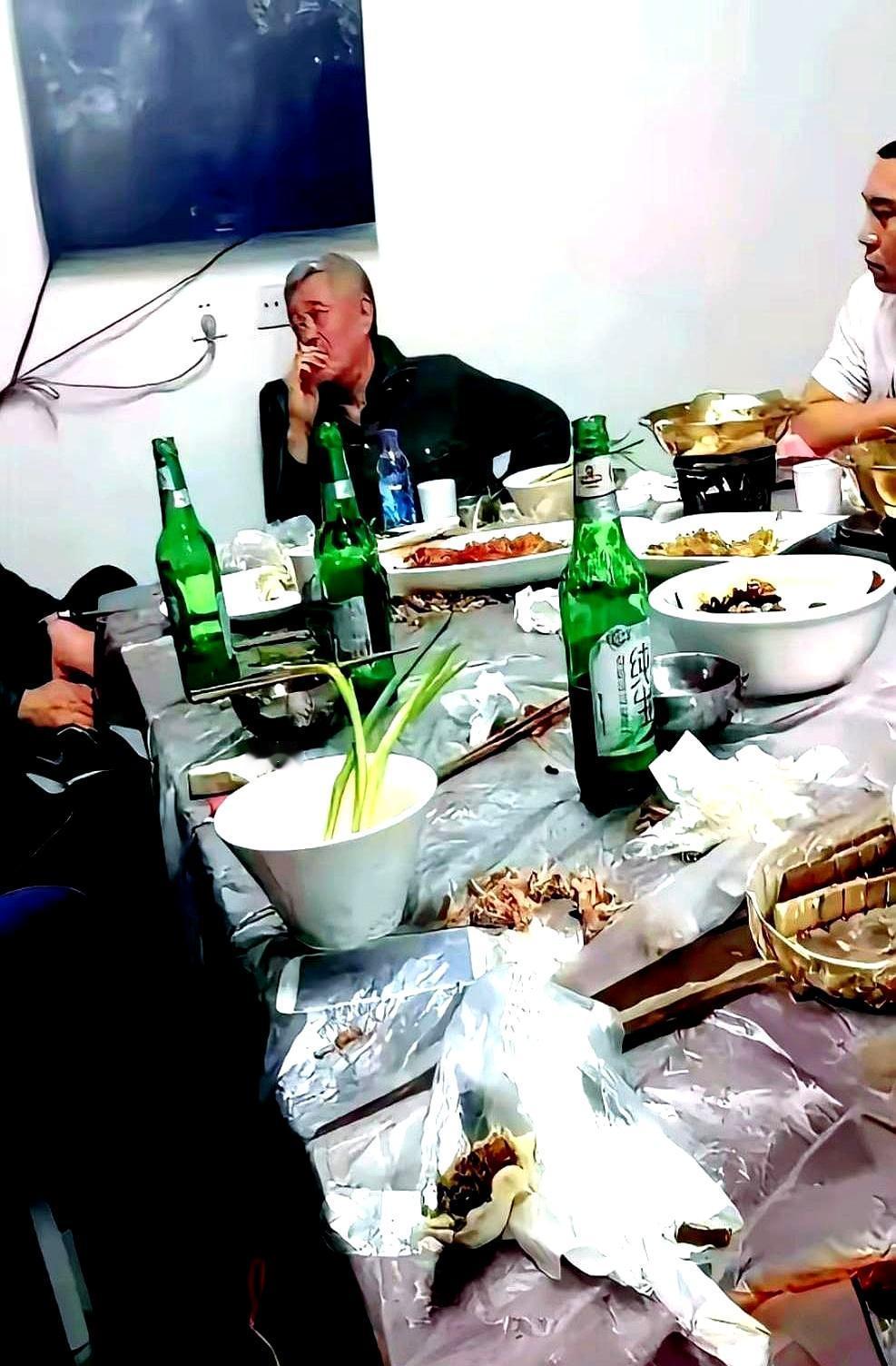 别被赵本山骗了，他在纽约一张票卖1400美金，你还真以为他天天在家啃酸菜？这老头