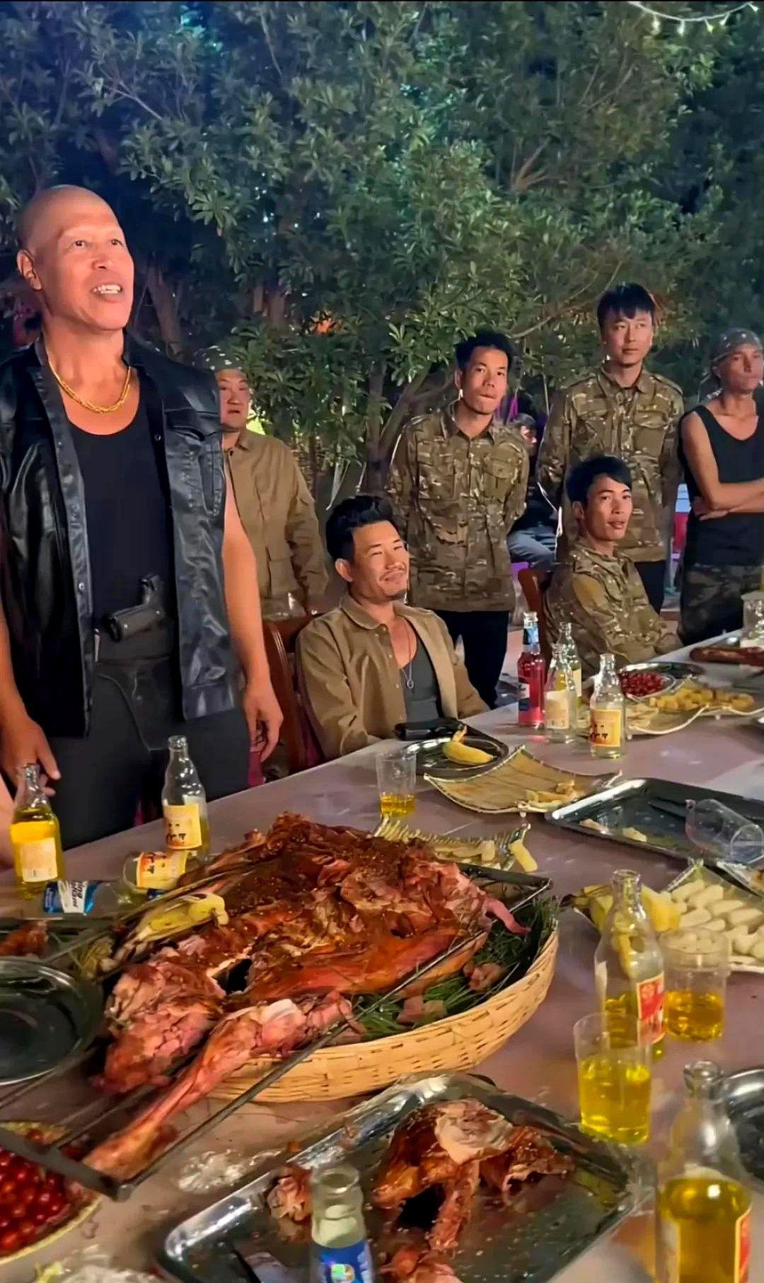 嘎子谢孟伟晒剧组日常，晚上喝啤酒吃烤肉，身后站一圈群演，像黑道大佬现在这天气在