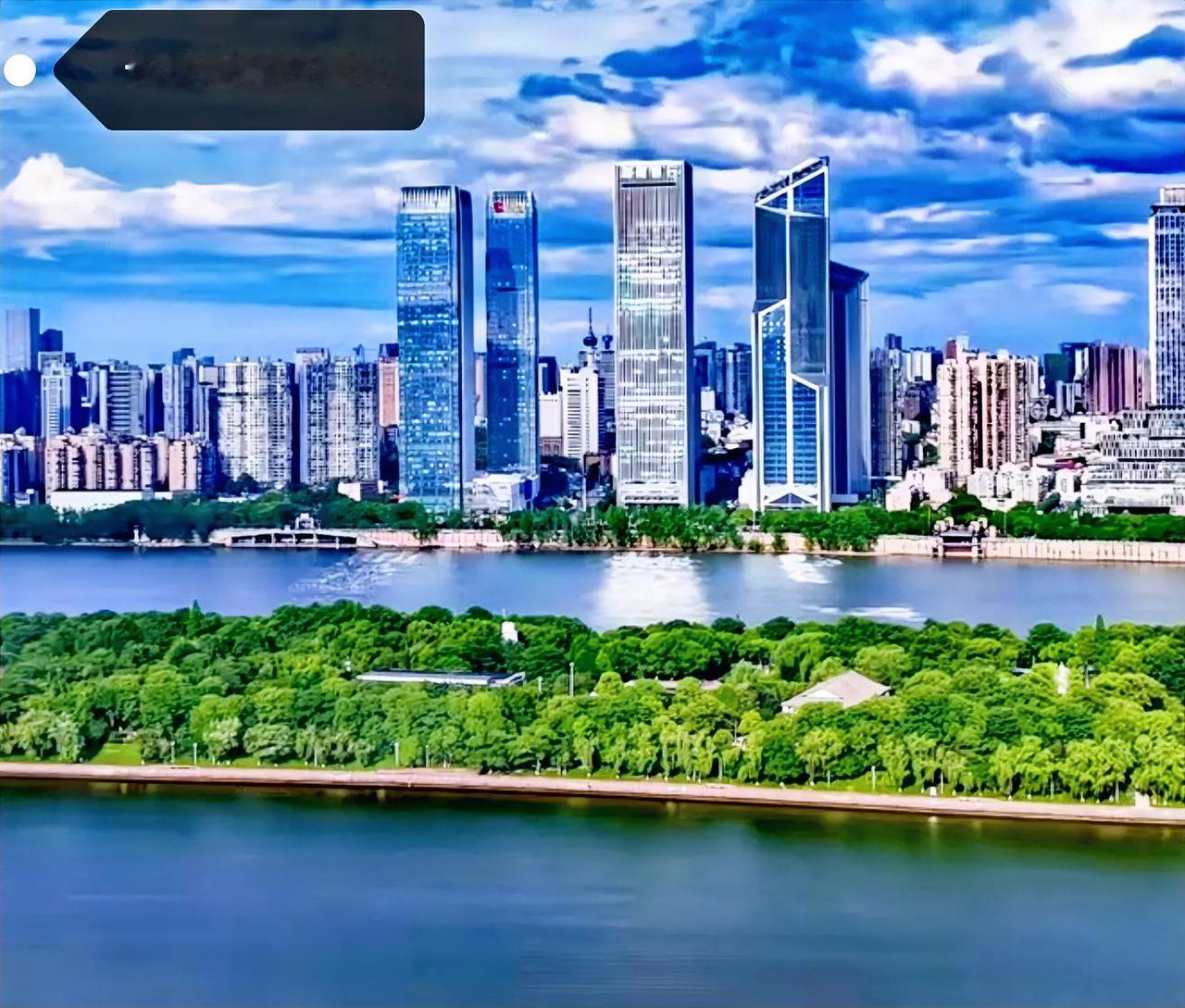 说真的，像长沙湘江边上的一些地标性建筑实在是太少了，尤其是湘江边上的那栋又不像三