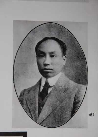 陈独秀被审讯的时候，章士钊为他辩护，说他并不是共产党，建立托派是为了反共。结果话