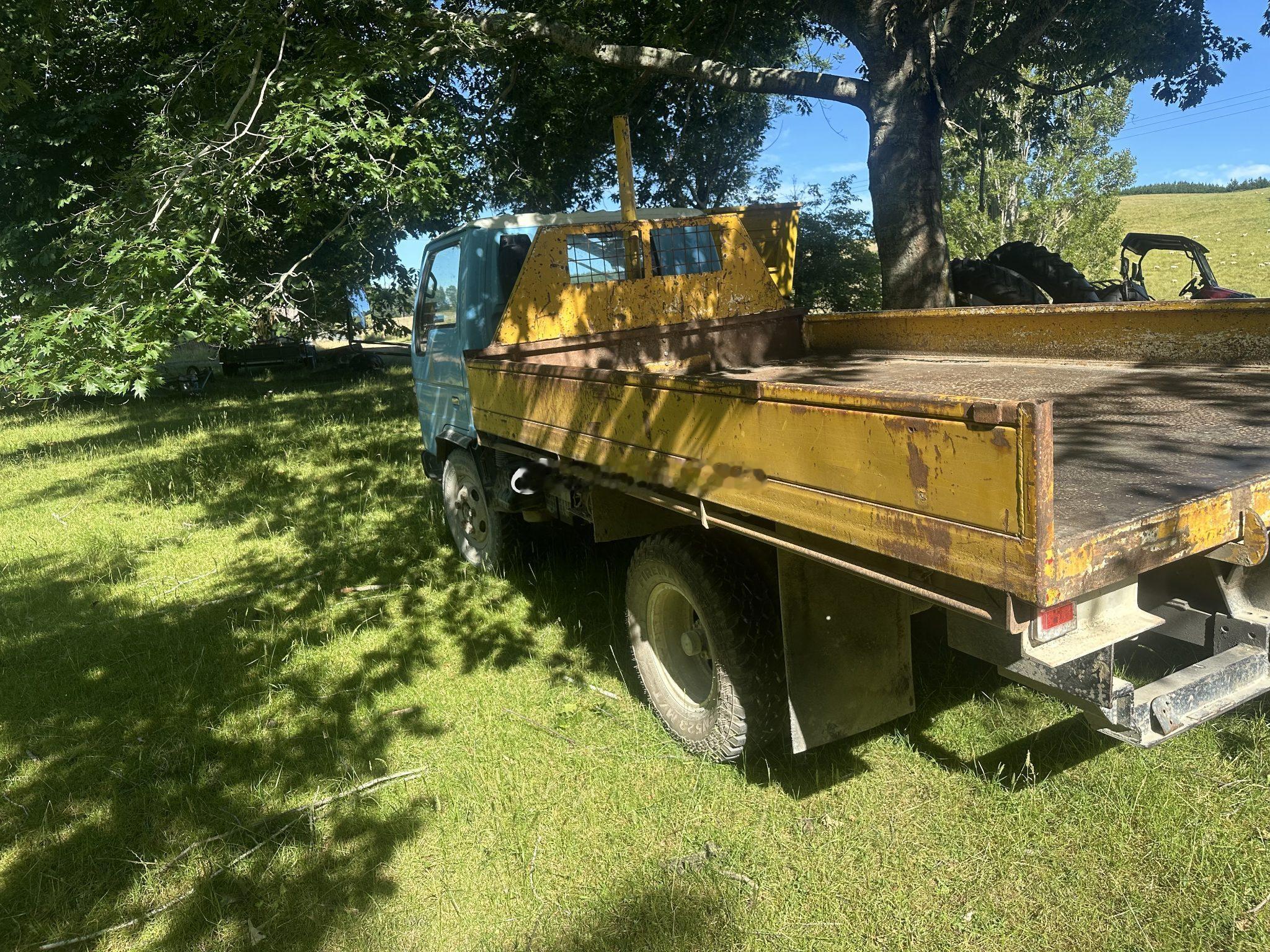 马自达3500轻卡，这是1990年在新西兰上的牌，柴油机+手动挡，这车还有低速四