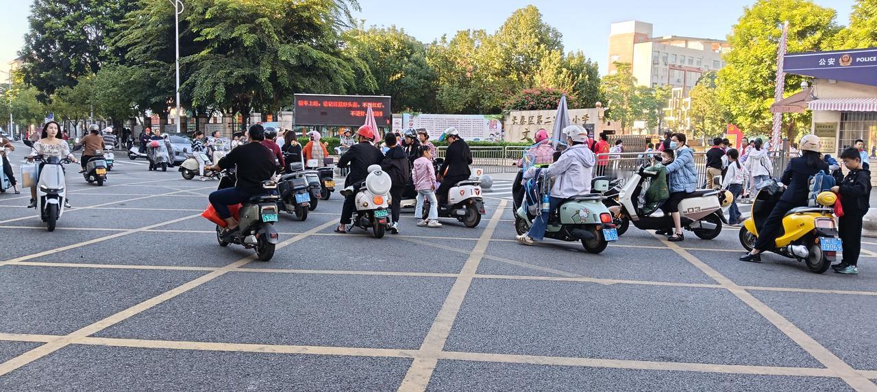 如果不缺钱，你还会工作吗？会，一定会；就举个例子吧，我们有个邻居，夫妻都是退休干