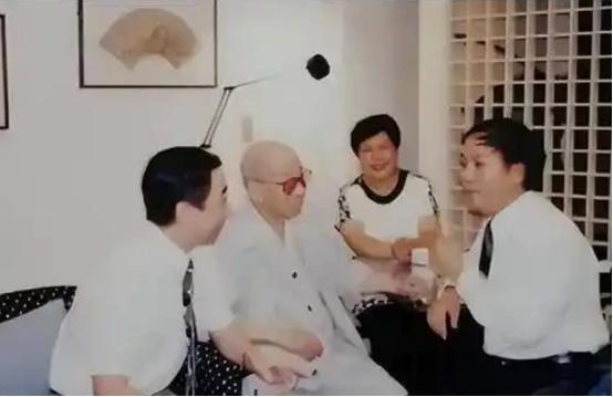 1993年冯巩拜访张学良，老人盯着他的面孔出了好一会神，颤声问道：“孩子，冯国璋