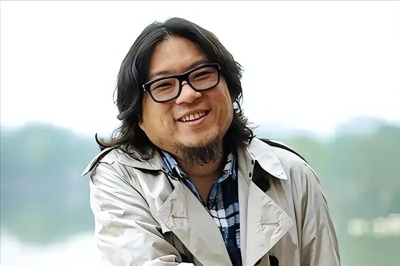 高晓松为什么会走下神坛?很多人骂高晓松其实没有骂到点子上。高晓松虽然是当