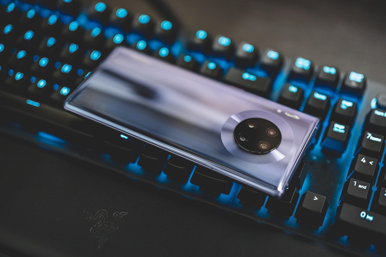 500万信号键合、125TB/s跨Die带宽，央视点赞Mate90“争气芯”的
