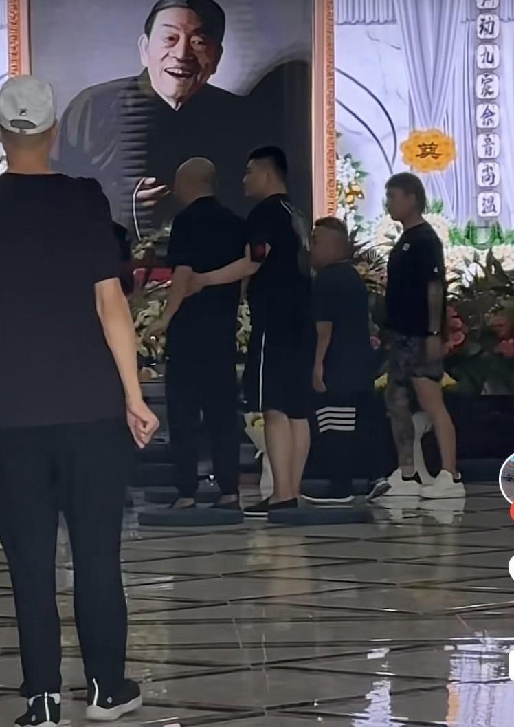 杨少华住院照曝光！老汪在灵堂上暴哭大喊了一句“下辈子别委屈了啊”！他一定是太了