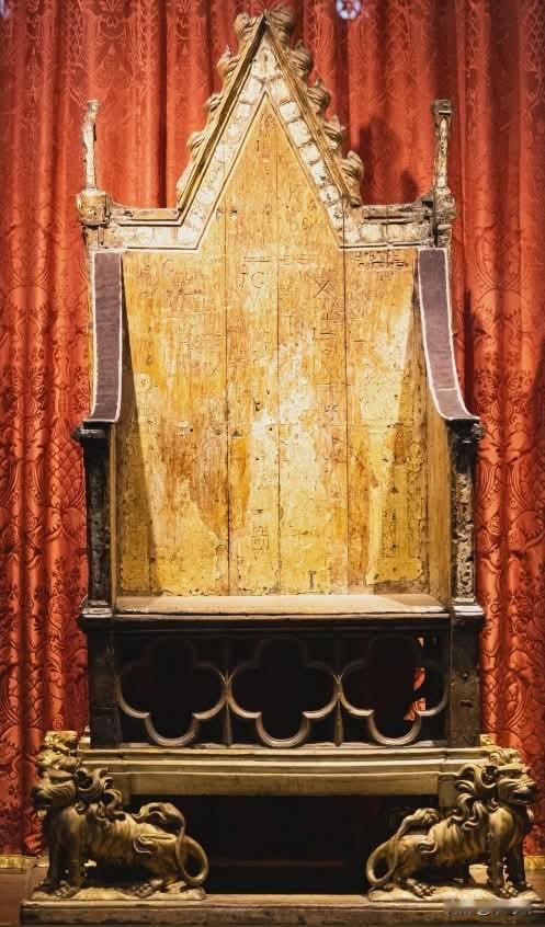 爱德华一世国王于公元1296年委托制作的加冕椅……这是加冕椅，由英格兰国王爱