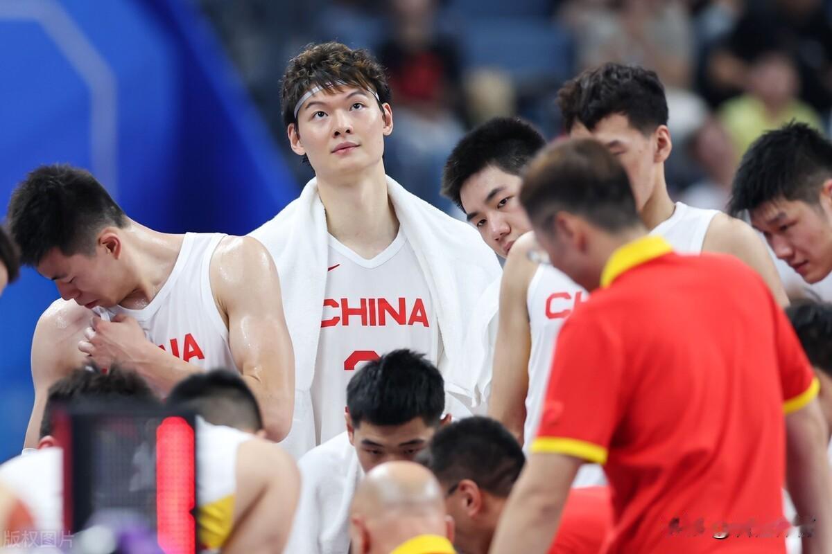 中国篮协什么时候才能意识到，中国男篮不行的原因，不在于CBA打几分钟一节，而是在
