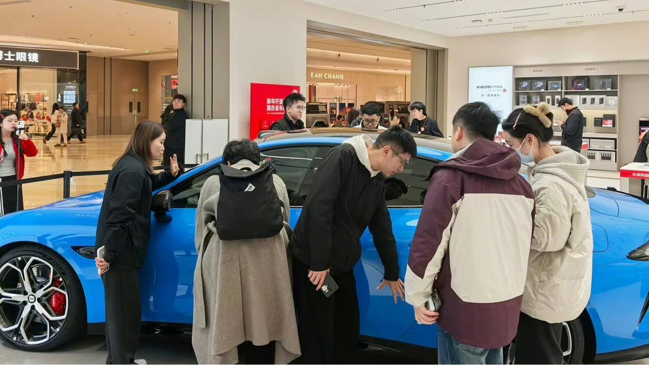 雷总发微博，新一代小米Su7的实车已经到店里面了！今年外观其实没什么变化，