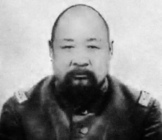 1880年的农历腊月二十八，后来的山东督军张怀芝到亲娘舅家去借年，娘舅瞧不起这个