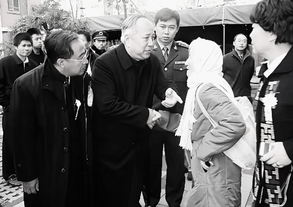 2009年，钱学森追悼会上的一幕，钱学森长子钱永刚正紧紧握住前来送别的李佩先生