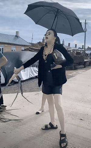 有钱没钱看走路就知道。