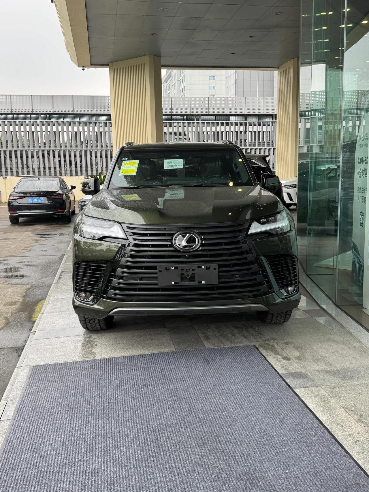雷克萨斯LX2025款700hOVERTRAIL领境版，这可是个狠角色。它在