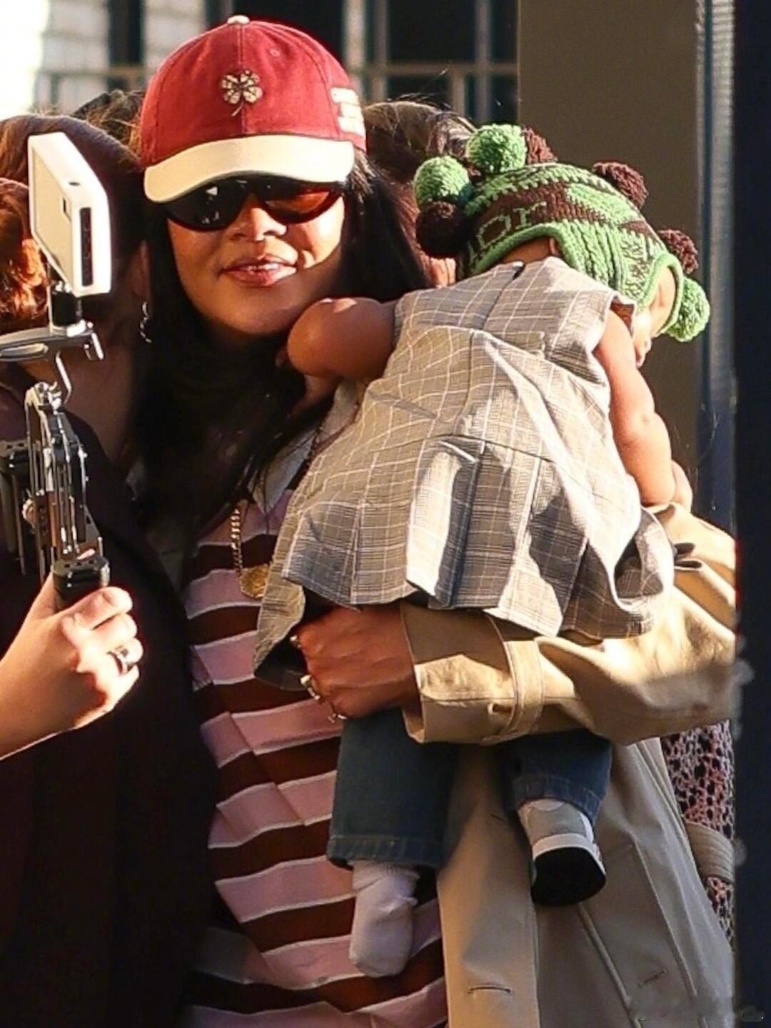 Rihanna小女儿首次现身蕾哈娜7个月大的小女儿Rocki巴黎街拍首次公开露