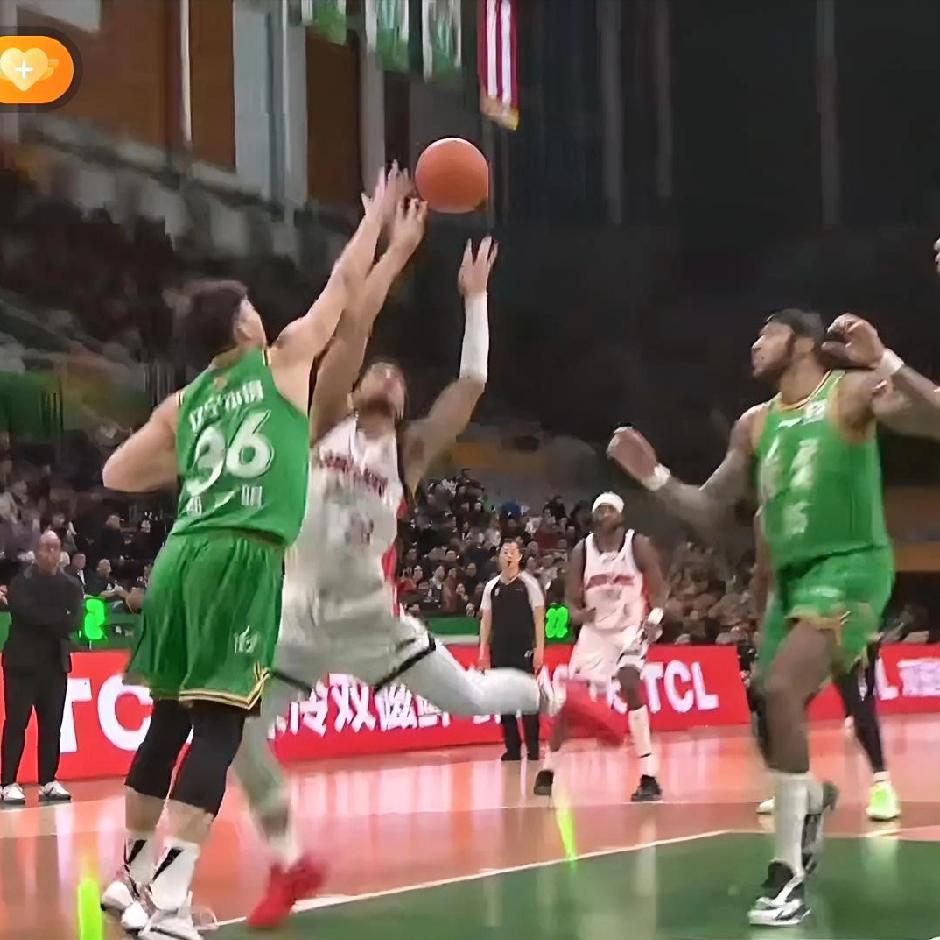 兄弟们！辽篮喜提6连胜的同时你发现没有？有2个球员在杨鸣执教时打的特别扭，特挣扎