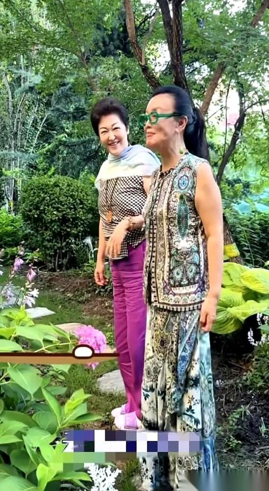 9月5日，暴瘦的张兰在自家豪宅里，招待了来做客的赵行长。画面里的她瘦得身子骨单