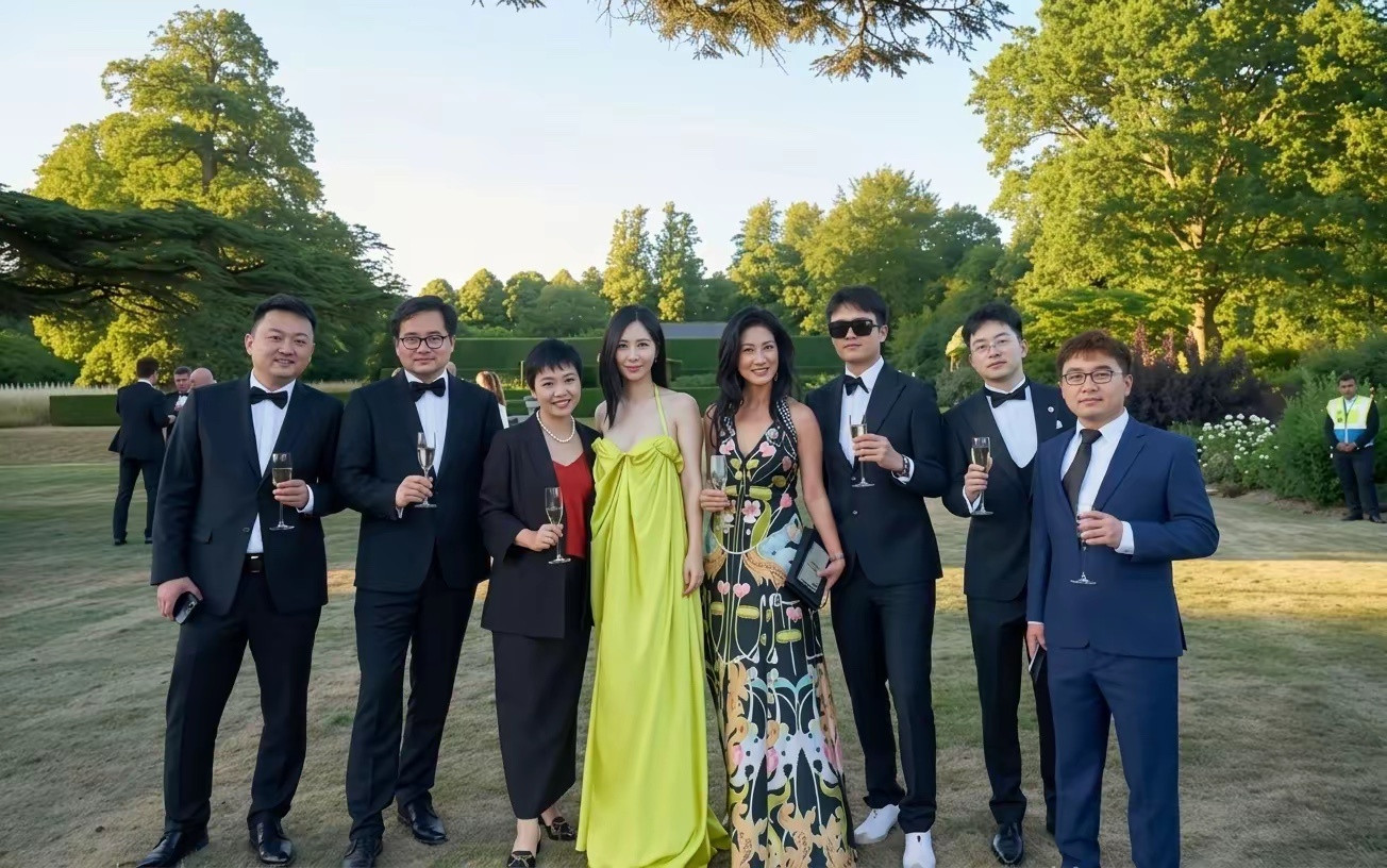 王石，真是艳福不浅，都快80岁的人了，老婆田朴珺看起来才18岁，身材和皮肤真是太
