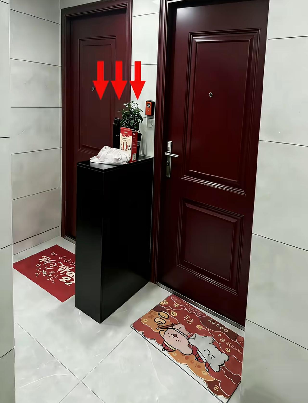 遇到这种邻居，很简单，他做他的你做你的，你在这个鞋柜外面，做一个同样大的鞋柜，这