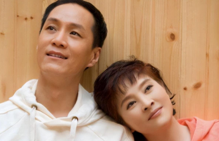 演员冯远征回忆道：“我在四十出头的时候，突然后悔做丁克了，后来跟我老婆梁丹妮念叨，没想到她偷偷去医院