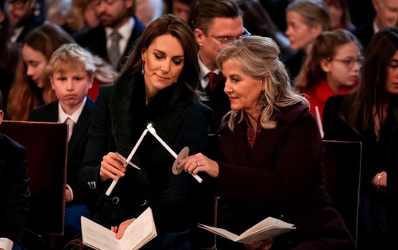 凯特王妃真的和自己的王室好闺蜜苏菲婶婶越来越像同龄人了！这张照片是12月5日，