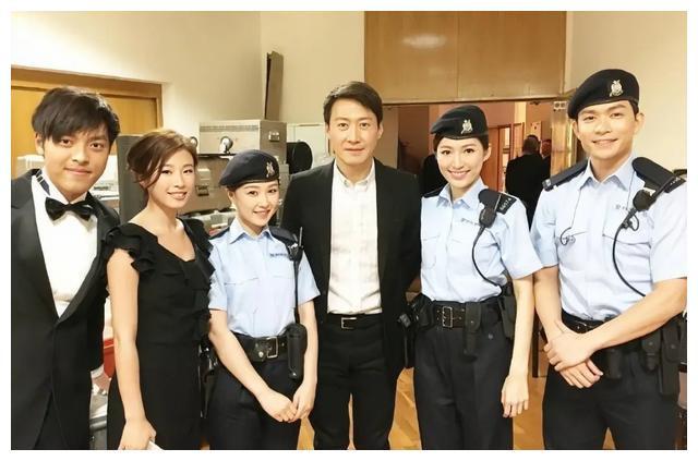 黎明身旁的女子不知穿的是什么工作服，她们看起来英姿飒爽又美丽，很特别的美。