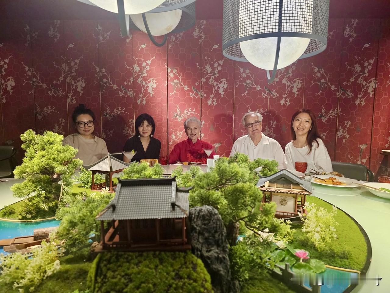 马斯克妈妈Maye真的是个社交达人，她在上海的最后一晚过得非常开心，跟她的经纪人