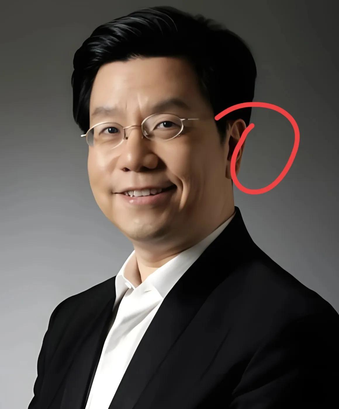我奶奶不认识李开复。我翻出手机里的照片问，这个叔叔只看面相，您觉得是做什么的。她