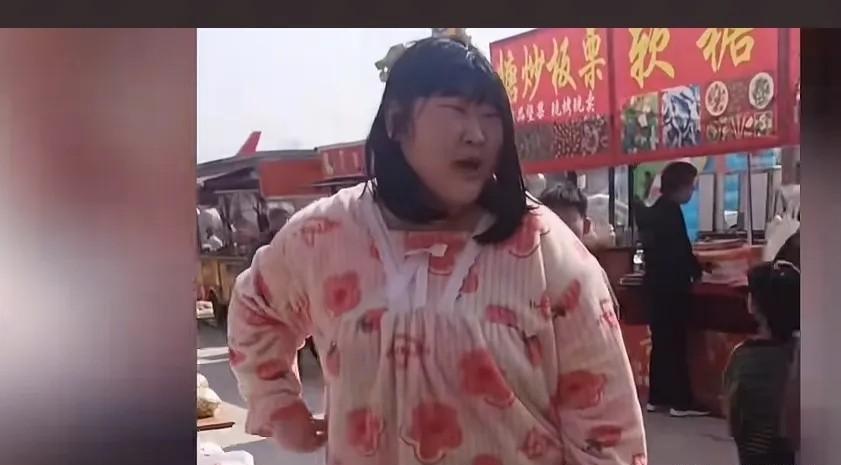 有病啊，一天到晚追着我拍。山东单县那个烤串摊前，朱雪梅这句话，刺穿了所有短视频