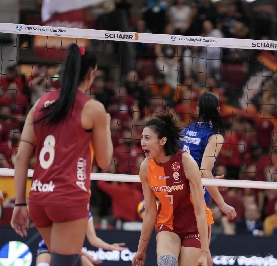 王媛媛又成了加拉塔萨雷逆转的大功臣！欧联杯1/4决赛，加拉塔萨雷0-2落后的绝境