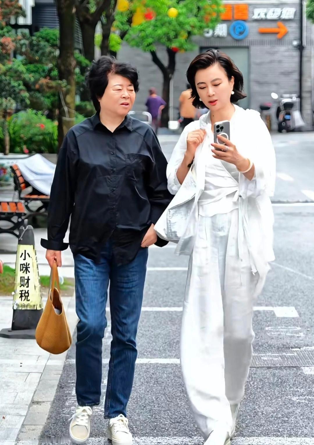 李玲玉陪87岁的妈妈逛街！妈妈精神头完全不输年轻人，李玲玉也是活力满满，母女同框