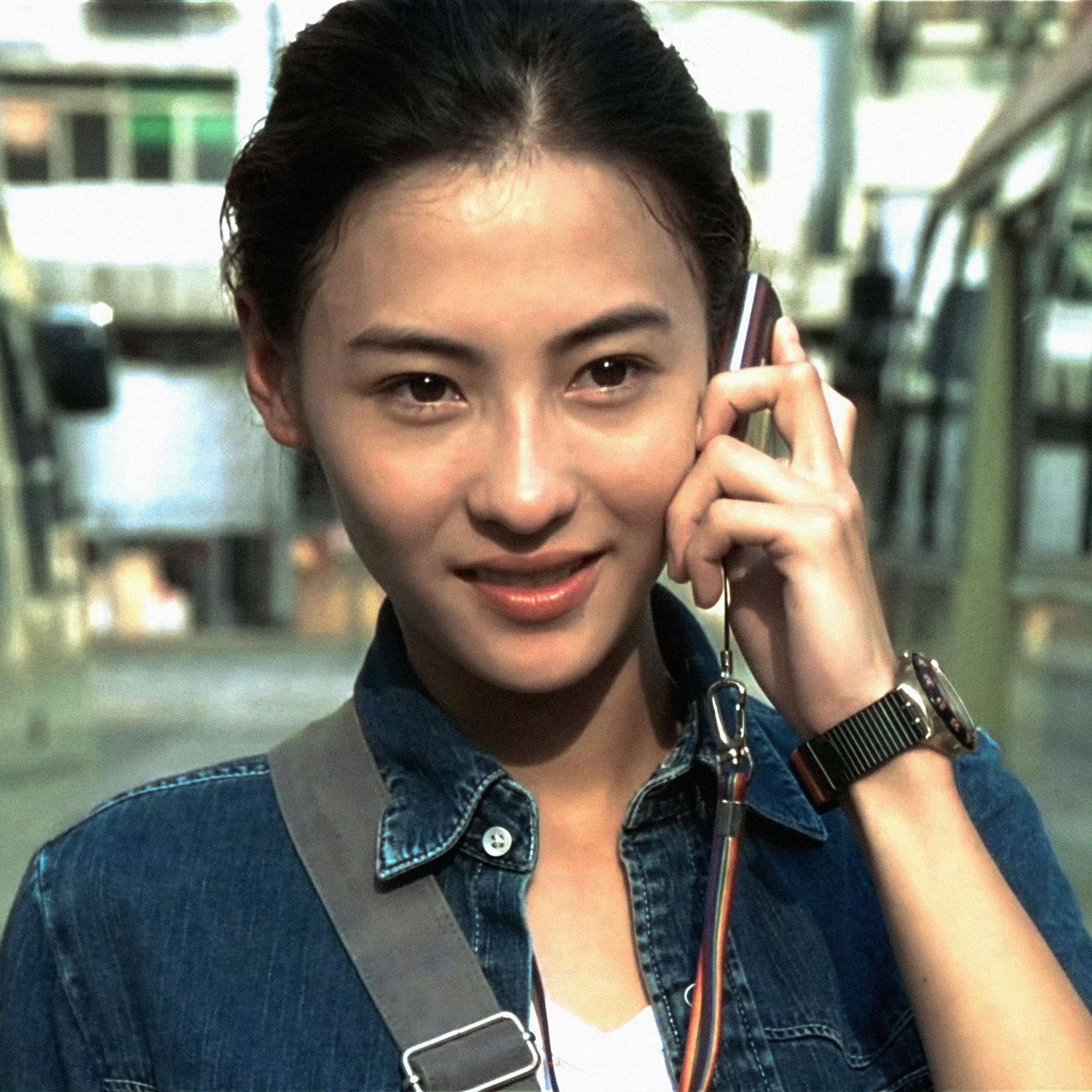 张柏芝跳潮汕英歌舞张柏芝好权威的一张脸，骨相立体气场全开，眉眼自带锋芒，美得无可